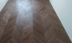 Паркет елка COSWICK Французская елка (45°) Ясень Канадский кедр (Canadian cedar) Спецпредложение Масло шелковое ультраматовое 1 Коммон s-1275-3862-30