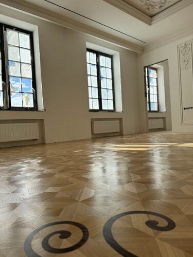 Услуги по нанесению лака на паркет